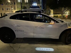 無人のWaymo oneが目の前に静かに到着する