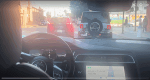 西日でまぶしい中の正確な無人運転