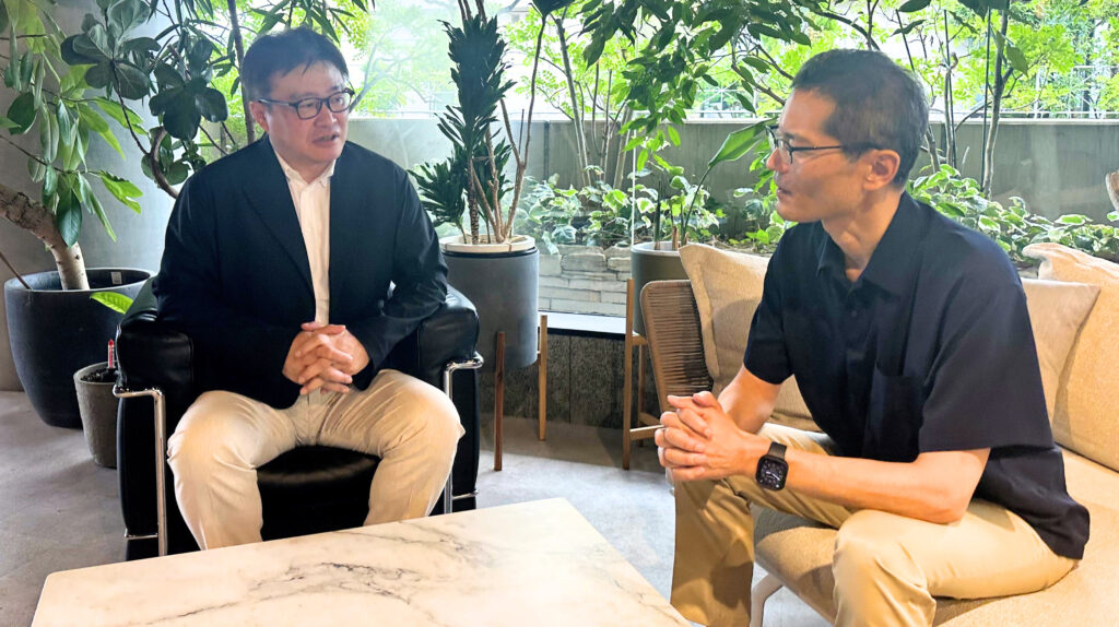（右）株式会社ユニマットリック 代表取締役社長 小松正幸様、（左）デジタルトランスフォーメーション研究所 代表 荒瀬光宏