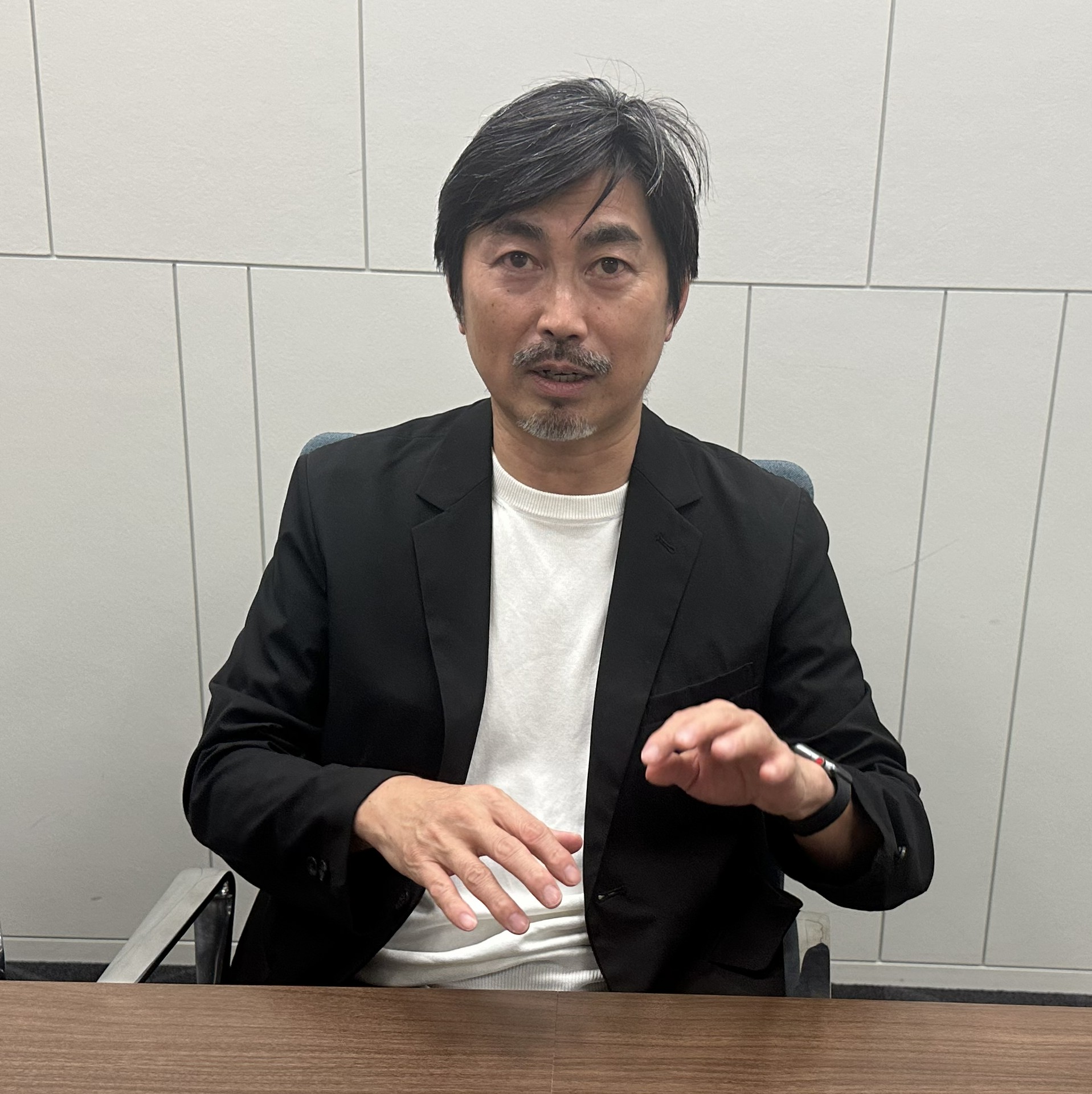 取材に応じる株式会社アルネッツ 内製化支援事業部 事業部長 国吉健一様